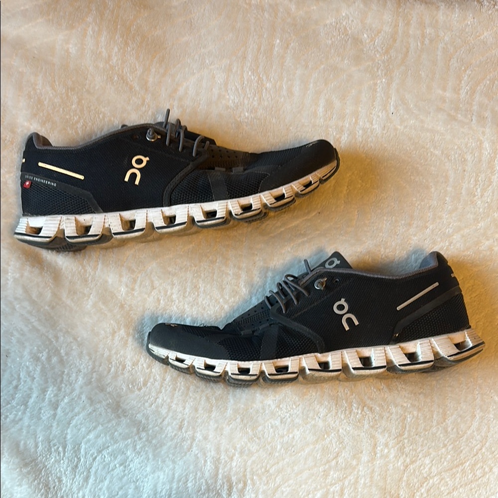 On Running Women’s Black Athletic Shoes Sz 10